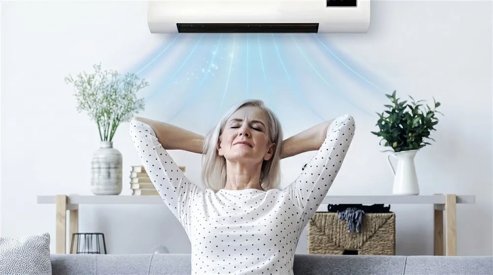 Person entspannt sich unter dem kühlen Luftstrom des Coolizi Air Conditioner