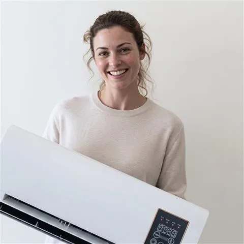Kundin aus Berlin hält den Coolizi Air Conditioner
